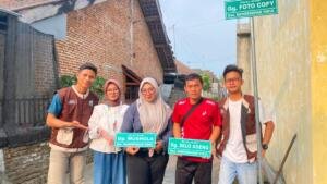 Mahasiswa KKN MAs Kelompok 105 Bantu Warga Kasembon dengan Pemasangan Plang Gang