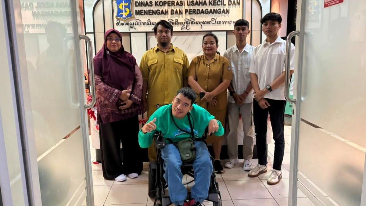 Rancang Si-Porwa, Mahasiswa Difabel Julius Kevin Serahkan Karya ke Pemkot Surabaya