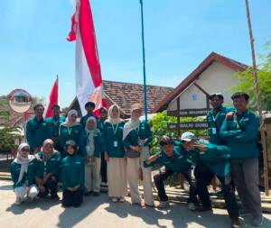 KKN UMG Pasang Plang Penunjuk Arah dan Cermin Cembung di Dusun Mojoroto