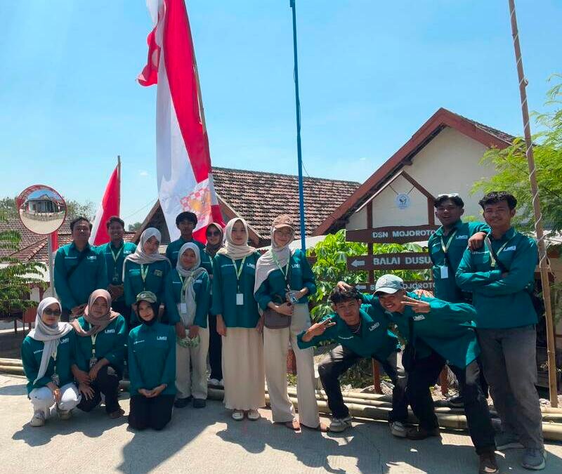 KKN UMG Pasang Plang Penunjuk Arah dan Cermin Cembung di Dusun Mojoroto
