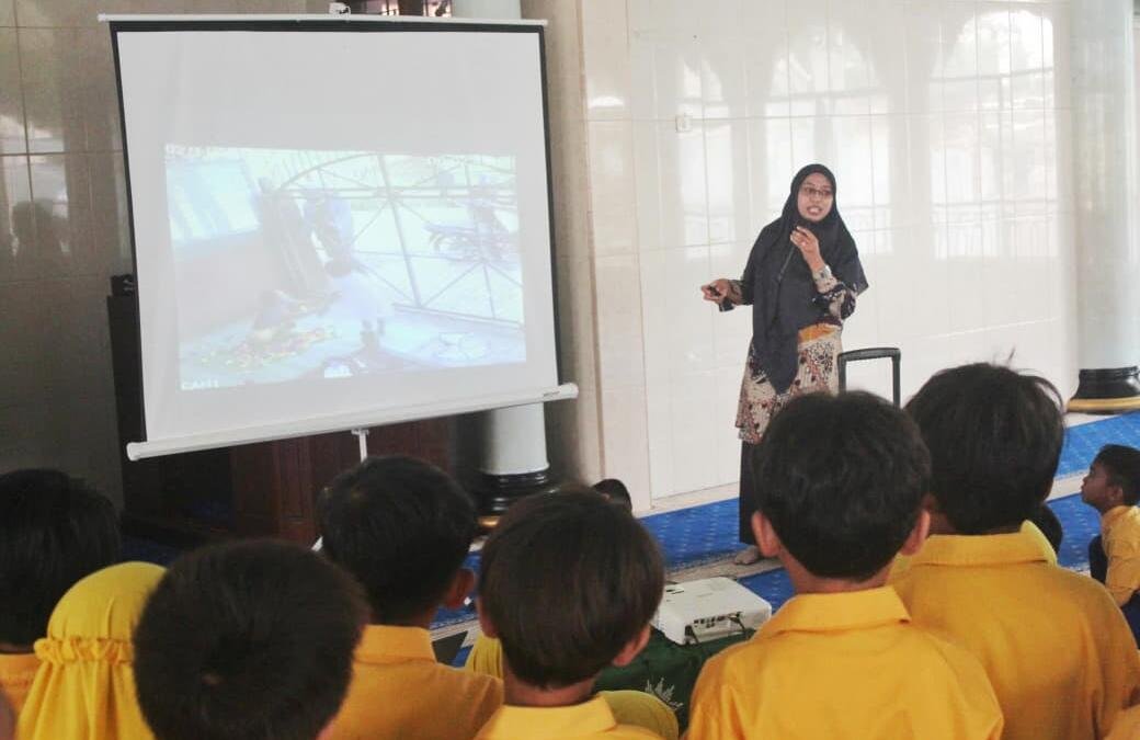 Siswa Sekolah Kreatif Menganti Belajar Waspada Orang Asing dalam Guest Teacher