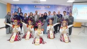 Smamda Surabaya Sambut Lucy Filipczak, Siswa Rotary Youth Exchange dari Amerika Serikat