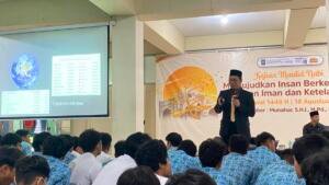 Mewujudkan Insan Berkemajuan dengan Iman dan Keteladanan, Ustaz Munahar Ajak Murid Smamda Teladani Rasulullah