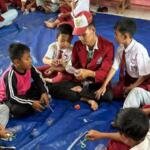 Tanamkan Kebiasaan Menabung Sejak Dini, Buat Celengan Barang Bekas bersama Mahasiswa KKN Umsida