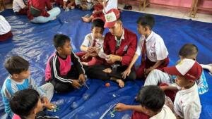 Tanamkan Kebiasaan Menabung Sejak Dini, Buat Celengan Barang Bekas bersama Mahasiswa KKN Umsida