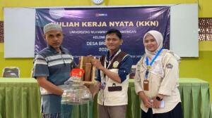 KKN Umla Kelompok 20 Edukasi Warga Brengkok Pilah Sampah dan Kenalkan Ecopilah