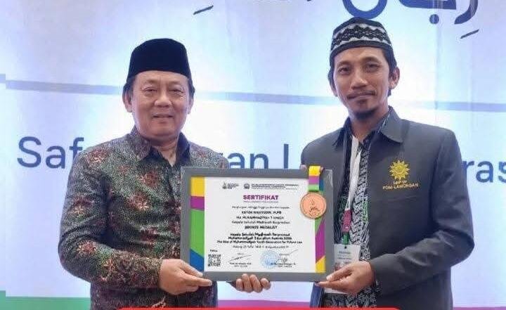 Kepala MA Muhammadiyah 9 Al Mizan Lamongan Raih Bronze Medal Tingkat Jawa Timur pada ME Awards 2026