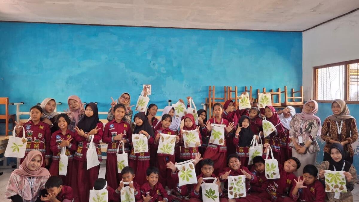 Siswa SDN Gunungsari Belajar Ecoprint dengan Memanfaatkan Daun Jati dan Daun Singkong