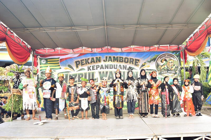 Fashion Show Pakaian Adat Nusantara Meriahkan Jambore HW ke-20 di Wotan