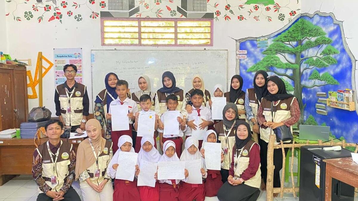 KKN Umla Kelompok 20 Kenalkan Bahasa Inggris lewat English Fun Learning di SDN 1 Brengkok