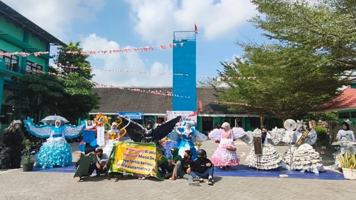 Sehat, Kreatif, dan Peduli Lingkungan, SMK Muhammadiyah 2 Gresik Semarakkan HUT ke-81 RI dengan Jalan Sehat dan Fashion Show Daur Ulang