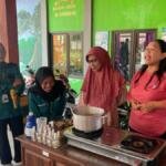 Mahasiswa UMG Olah Sereh Jadi Spray Antinyamuk Bersama Warga Desa Gunungan