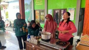 Mahasiswa UMG Olah Sereh Jadi Spray Antinyamuk Bersama Warga Desa Gunungan