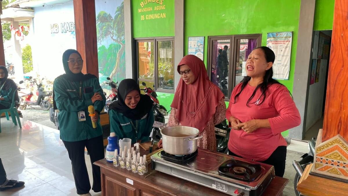 Mahasiswa UMG Olah Sereh Jadi Spray Antinyamuk Bersama Warga Desa Gunungan