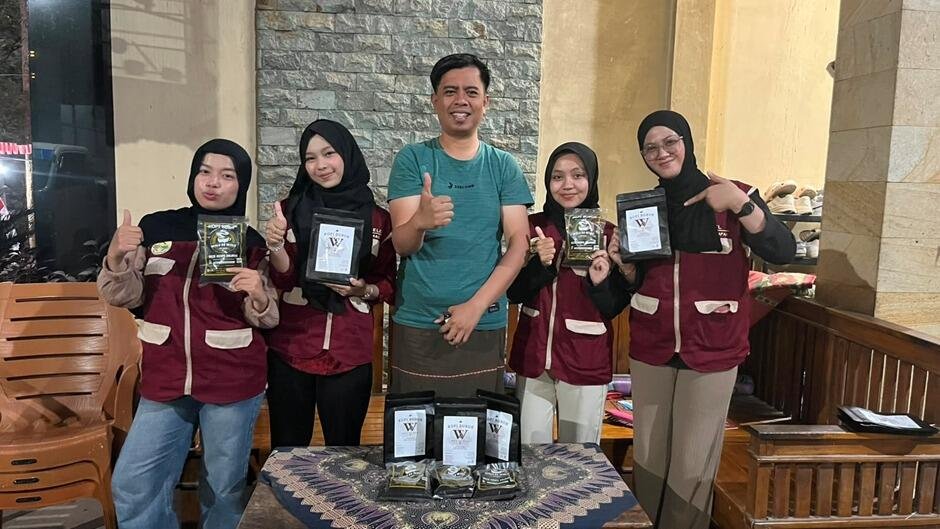 Perkuat Branding Kopi Lokal, KKN MAs Kelompok 23 Wonoagung Redesain Kemasan Wolu 88 Wolu