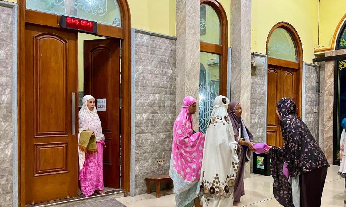 KKN STAIM Karangasem Paciran Lamongan Kelompok 1 Gampang Sejati Gelar Jumat Berkah dengan Bagikan Sabun di Masjid Al-Muttaqin