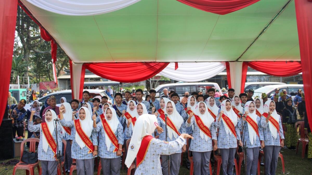 Siswa-Siswi SMKS Muhammadiyah 4 Glenmore Meriahkan Upacara HUT Ke-81 RI sebagai Padusa