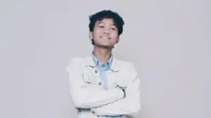 Pesta Kemerdekaan dan Sunyi Ruang Kelas yang Retak