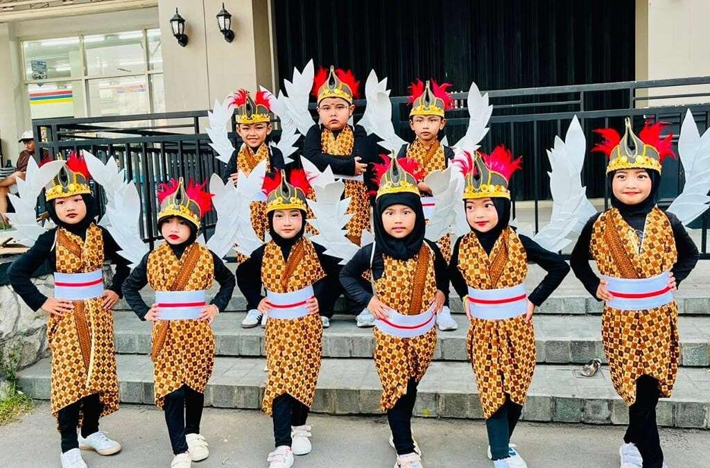 Bentangkan Sayap Garuda, TK Aisyiyah Bustanul Athfal 49 Griya Kencana Driyorejo Perdana Ikut Karnaval Budaya di Kecamatan Driyorejo