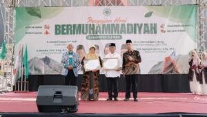 Wakaf Rp 6 Miliar untuk Muhammadiyah, Hj. Supraptinah Raih Wakaf Award di Sleman