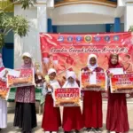 Bawa Semangat Merah Putih, MIM 02 Pondok Modern Paciran Dominasi Lomba Gerak Jalan Kreasi