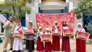 Bawa Semangat Merah Putih, MIM 02 Pondok Modern Paciran Dominasi Lomba Gerak Jalan Kreasi