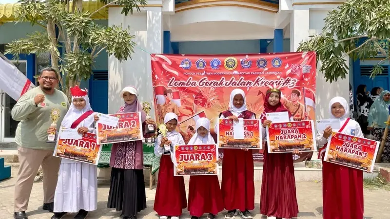 Bawa Semangat Merah Putih, MIM 02 Pondok Modern Paciran Dominasi Lomba Gerak Jalan Kreasi