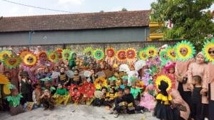 Semarak Hijau! KB-TK ABA 3 Kandangrejo Pukau Warga di Karnaval HUT ke-81 RI