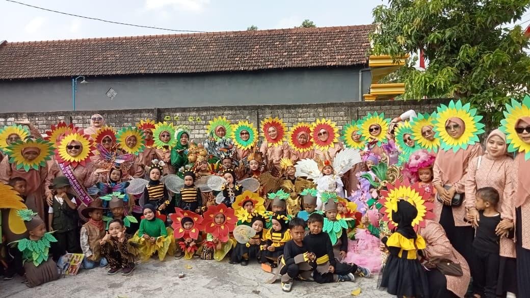 Semarak Hijau! KB-TK ABA 3 Kandangrejo Pukau Warga di Karnaval HUT ke-81 RI