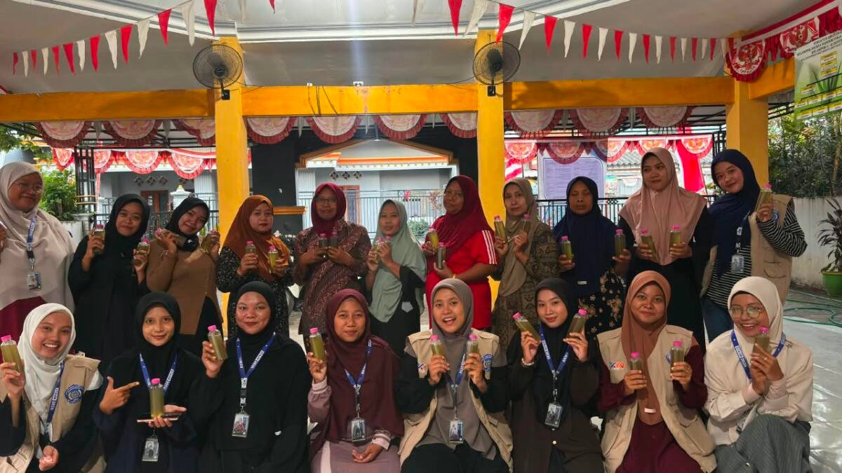 Mahasiswa KKN 02 STAIM Karangasem Paciran Ajak Ibu-Ibu Desa Tamanprijek Belajar Membuat Sabun Cuci Piring Mandiri