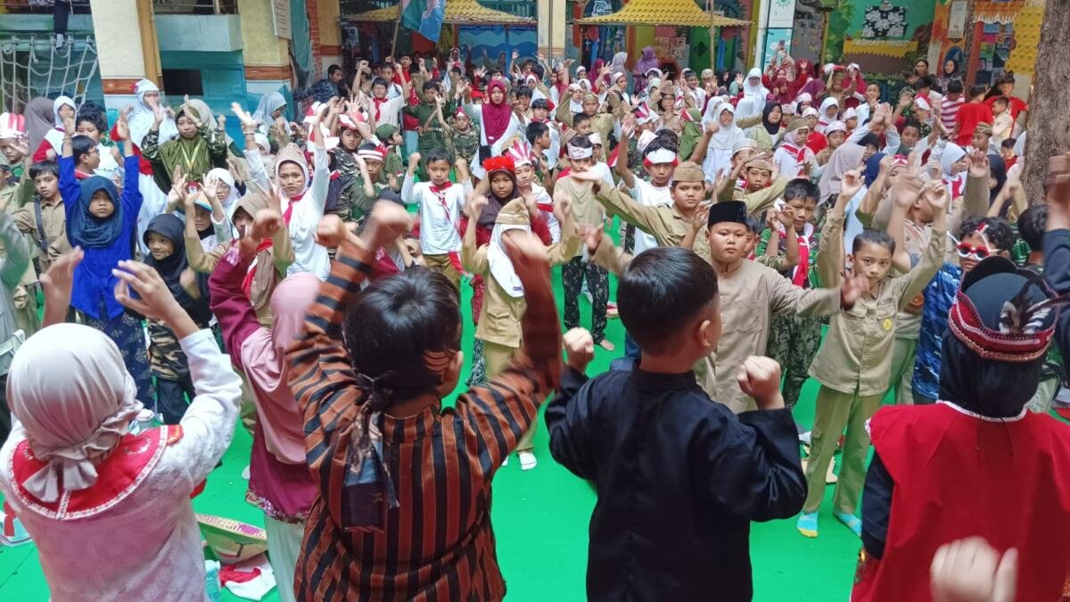 Senam Anak Indonesia Sehat, Cara SLhT SD Muhammadiyah 16 Surabaya Semarakkan HUT ke-81 RI