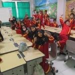 Jumat Bersih di Kelas 2-A SD Musix, Siswa Bersihkan Coretan di Meja dan Kursi