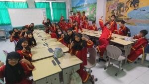 Jumat Bersih di Kelas 2-A SD Musix, Siswa Bersihkan Coretan di Meja dan Kursi