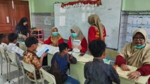 Puskesmas Kebomas Deteksi Dini Kesehatan Murid SD Almadany