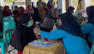 Sukses Datangkan Kurang Lebih 100 Warga, KKN STAIM Karangasem dan RS Arsy Gelar Cek Kesehatan Gratis di Gampangsejati