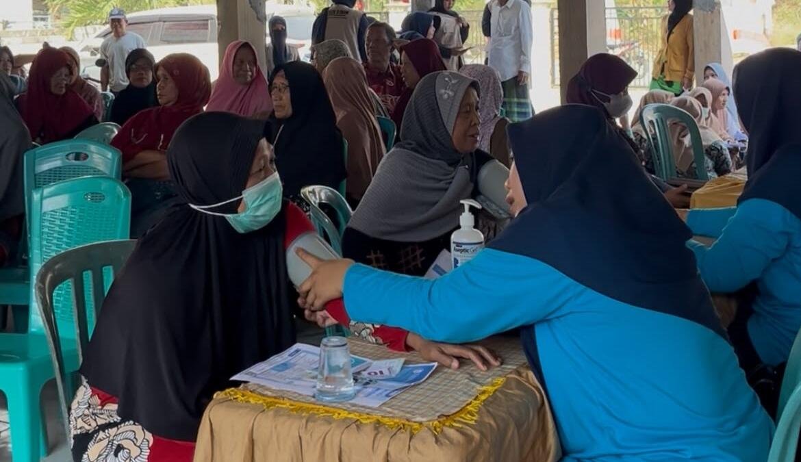 Sukses Datangkan Kurang Lebih 100 Warga, KKN STAIM Karangasem dan RS Arsy Gelar Cek Kesehatan Gratis di Gampangsejati