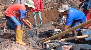 Mahasiswa KKN UM Jember Bersama Warga Gotong Royong Bersihkan Puing Rumah Korban Kebakaran di Desa Sumber Anom
