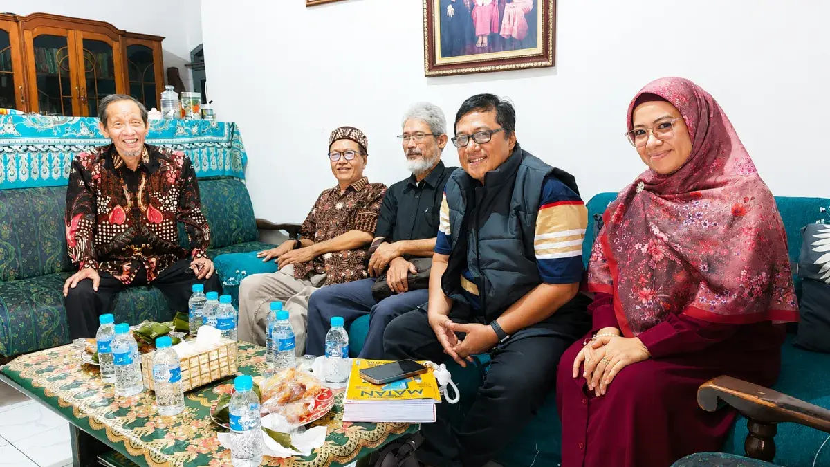 Pak Nur Tidak Menulis Lagi (2): Kacang, Api, dan Tulisan yang Matang