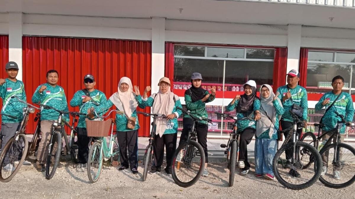 Guru MIM 04 Al-Azhar Mejasem Serentak Ikuti Gowes Kemerdekaan HUT ke-81 RI