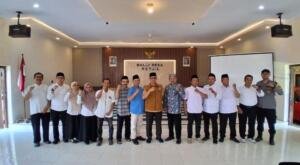 Disaksikan Camat Genteng, Kontributor PWMU.CO Lantik Panitia PAW Kepala Desa Setail
