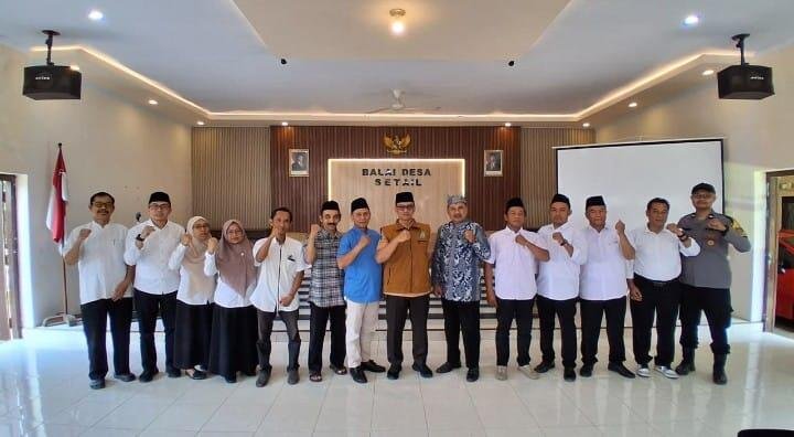 Disaksikan Camat Genteng, Kontributor PWMU.CO Lantik Panitia PAW Kepala Desa Setail