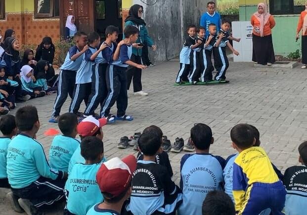 Permainan Tradisional Jadi Media Pendidikan Karakter, KKN UMG Kenalkan Budaya Bermain di SDN Sumberwuluh
