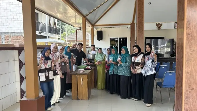 KKN MAs Kelompok 16 Kenalkan Keripik dari Ampas Tebu di Desa Wonorejo