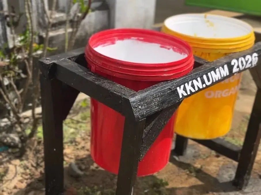 Wujudkan Lingkungan Bersih, Mahasiswa KKN Berdampak UMM Pasang Tong Sampah Organik dan Anorganik