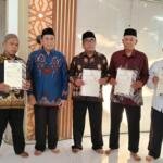 PCM Tulangan Serahkan Sertifikat Wakaf di Pengajian Ahad Pagi