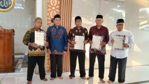 PCM Tulangan Serahkan Sertifikat Wakaf di Pengajian Ahad Pagi