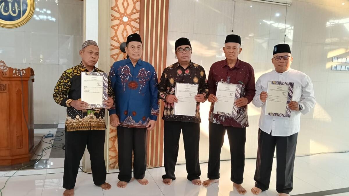 PCM Tulangan Serahkan Sertifikat Wakaf di Pengajian Ahad Pagi