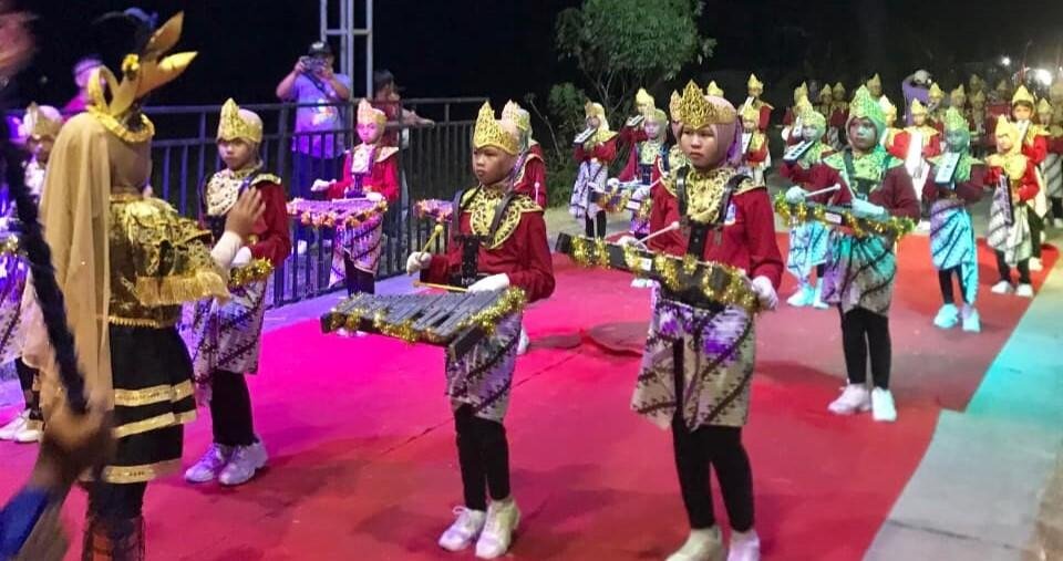 MIM 04 Al-Azhar Mejasem Meriahkan Karnaval Budaya Sidomukti dengan Penampilan Drum Band Gema Nada Al-Azhar