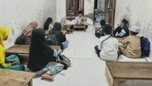 Dari Subuh hingga Senja, Mahasiswa KKN STAIM Paciran Dampingi Santri Belajar Al-Qur’an dan Kitab di Tamanprijek