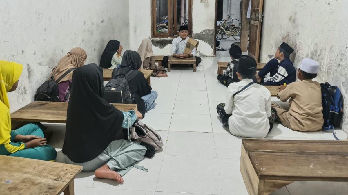 Dari Subuh hingga Senja, Mahasiswa KKN STAIM Paciran Dampingi Santri Belajar Al-Qur’an dan Kitab di Tamanprijek